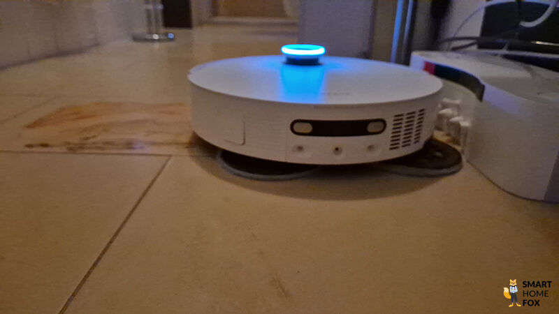 Der Dreame L50 Pro Ultra mit seinem eleganten blauen Laserturm.